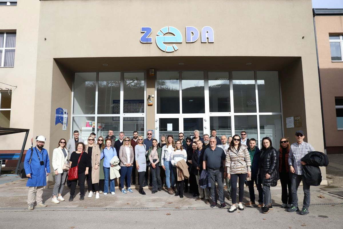 Grupa učesnika ReInd-BBG projekta ispred zgrade Zeničko-dobojske razvojne agencije (ZEDA)